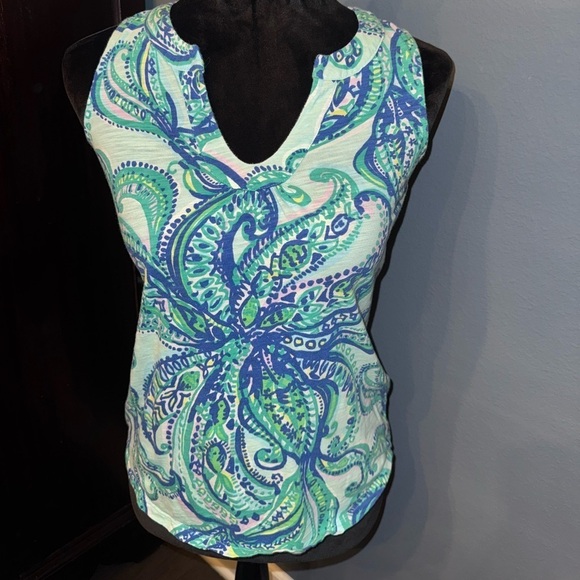 Lilly Pulitzer Tops - •Lilly Pulitzer notch detail Top•